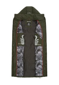 Doudoune vert olive, zippée, avec capuche. L'intérieur présente un tissu noir avec des motifs floraux blancs et des accents rouges le long des coutures.