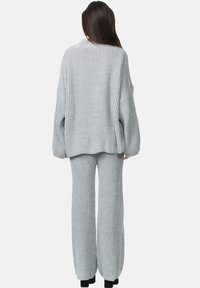 Set da lounge grigio in maglia composto da un maglione aderente con maniche ampie e pantaloni a gamba larga abbinati con un motivo testurizzato.