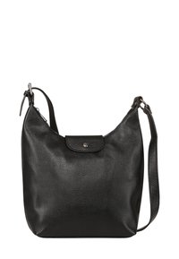 Zwarte leren schoudertas met een gestructureerd oppervlak, gebogen vorm, enkele schouderband en een magnetische klepoversluiting met een zilveren drukknoopdetails.