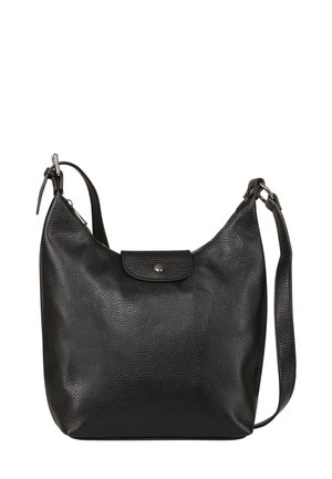 Schwarze Leder-Schultertasche mit strukturierten Oberflächen, kurvenförmigem Design, einem einzigen Tragegurt und einer magnetischen Klappe mit einem silbernen Druckknopf-Detail.