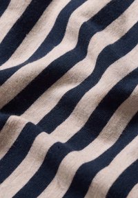 Bavlněná tkanina s altnerujícími námořnickými pruhy a světle béžovými pruhy, s měkkým, strukturovaným povrchem a jemným vzorem vln.