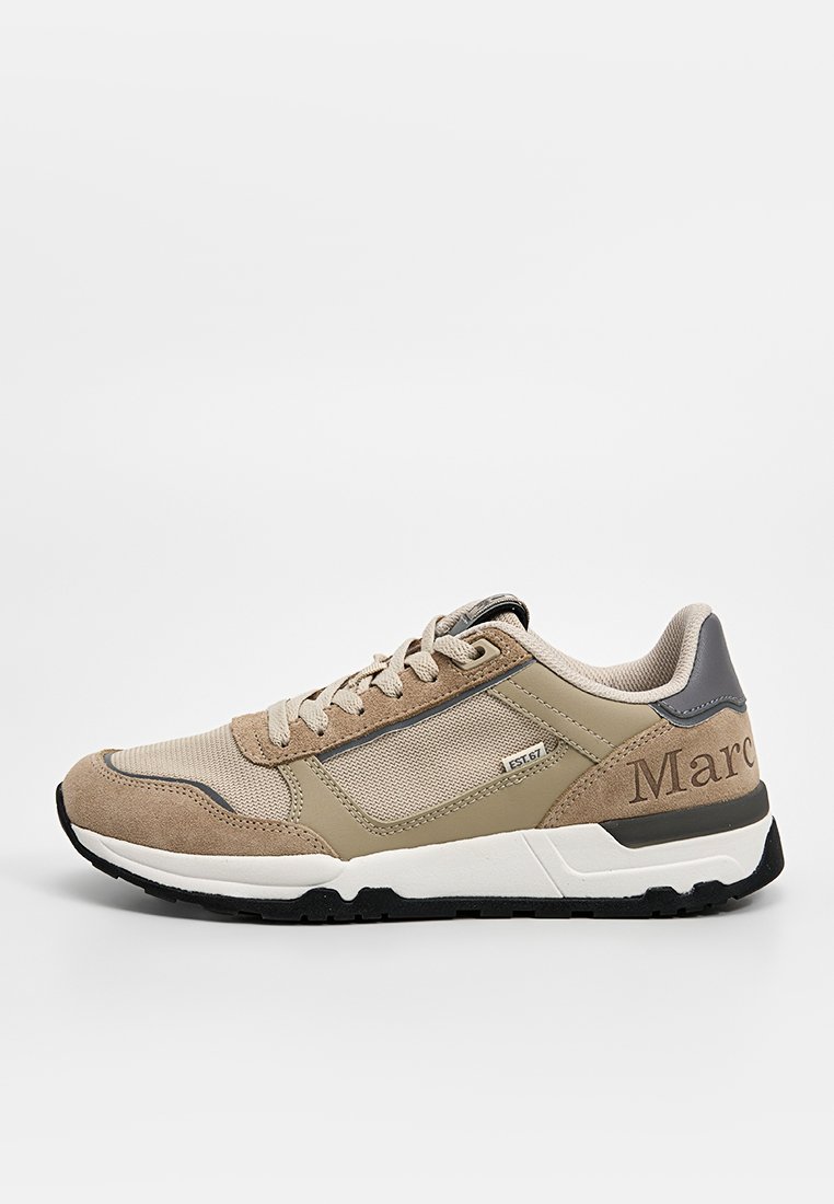 Beige Sneaker mit einem Obermaterial aus Mesh und Wildleder, runder Zehenform, Schnürung und schwarzer Gummisohle, mit Branding an der Ferse.