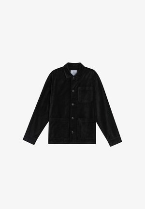 Svart kordflanelljacka med knäppning fram, spridd krage, en bröstficka och två sidofickor. Mjuk textur med en strukturerad design.