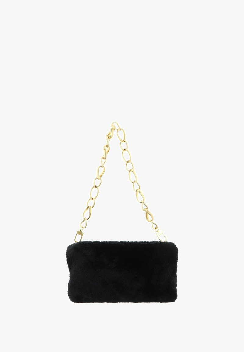 Bolso de mano de piel sintética negra con una correa de cadena dorada. Forma rectangular, textura suave y un cierre seguro. Detalles de diseño elegantes.