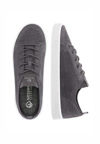 Graue Netzsneaker mit weißen Gummisohlen, runder Zehenform, Schnürdesign, strukturiertem Obermaterial und Logo auf der Zunge.