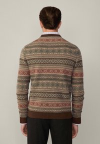 Strickpullover mit einem mehrfarbigen Design in Braun-, Rot- und Grüntönen. Gerippte Bündchen und Saum mit einem klassischen Rundhalsausschnitt.