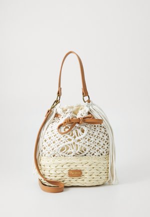 Geweven rieten emmer tas met een wit macramé ontwerp, tan leren accenten, een ronde basis en een trekkoordsluiting.