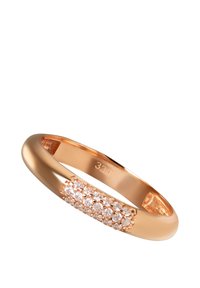 Bague en or rose avec un anneau lisse orné d'une rangée de petites pierres claires incrustées dans une bande texturée, finition polie avec gravure intérieure.