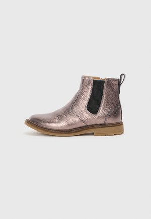 Bottines en cuir métallisé rose doré avec des panneaux latéraux élastiques, surface texturée et semelle en caoutchouc brun. Une languette à l'arrière pour un enfilage plus facile.