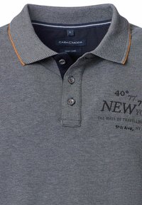 Szary polo z teksturowanej tkaniny, kontrastowymi paskami kołnierzyka, plaketą z trzema guzikami oraz haftowanym napisem "NOWY JORK" z współrzędnymi geograficznymi.