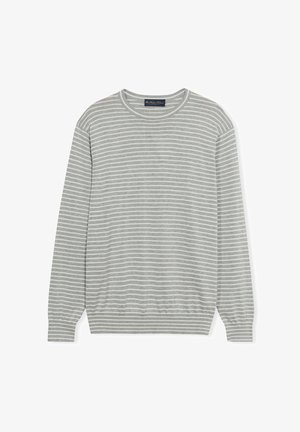 Jasnoszary sweter z długim rękawem z cienkimi białymi poziomymi paskami, okrągłym dekoltem oraz ściągaczami na mankietach i u dołu, ułożony płasko na białym tle.