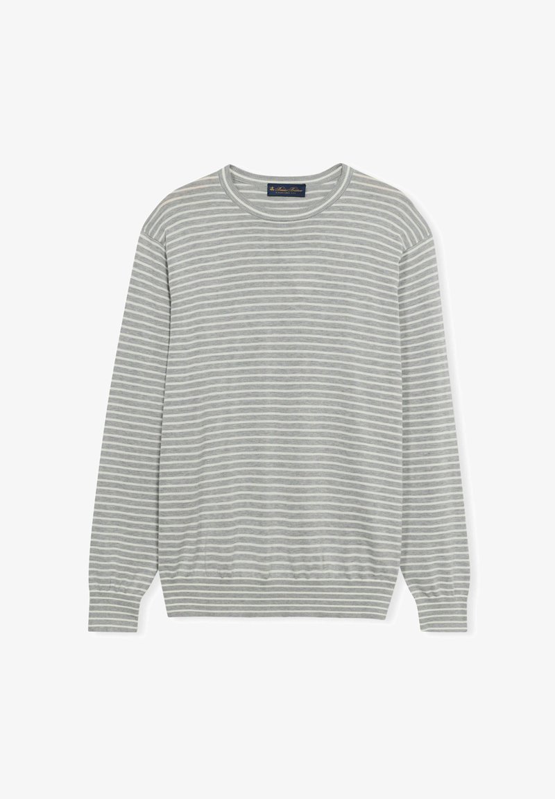 Pull gris clair à manches longues avec fines rayures blanches horizontales, col rond, poignets et ourlet côtelés, posé à plat sur un fond blanc.