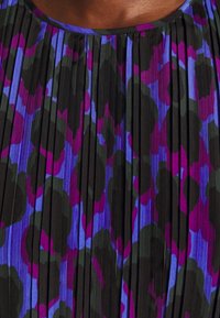 Faltenkleid mit schwarzem Grund, das mit einem kräftigen lila und blauen Blumenmuster verziert ist. Der Stoff hat eine glatte Textur und einen subtilen Glanz.