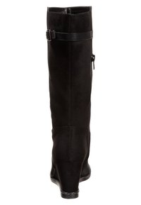 Bottes noires en daim à hauteur de genou avec une tige étroite, des détails en cuir lisse, un talon compensé et une fermeture éclair sur le côté.