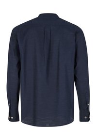 Maglietta a maniche lunghe blu navy realizzata in tessuto testurizzato, con una singola piega sul retro, polsini con bottone e un classico design del colletto.