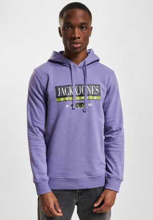 Lilla hettegenser laget av en bomullsblanding, med et frontgrafikktrykk med "JACK & JONES"-tekst, snorhette og ribbestrikkede mansjetter.