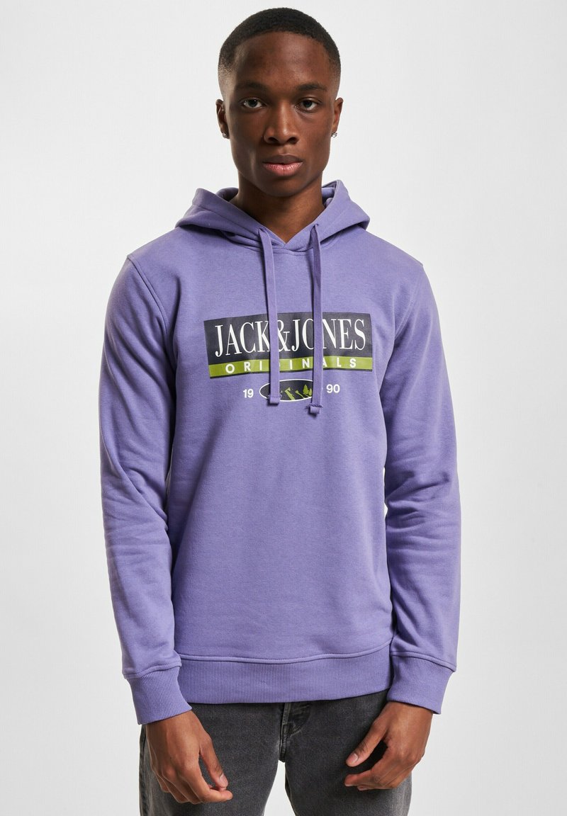 Lilla hettegenser laget av en bomullsblanding, med et frontgrafikktrykk med "JACK & JONES"-tekst, snorhette og ribbestrikkede mansjetter.