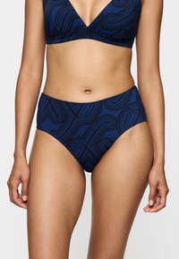 Dunkelblauer Bikini-Satz mit einem gemusterten Design aus geschwungenen Linien. Das Oberteil hat einen V-Ausschnitt, während das Unterteil hochgeschnitten und mit einer glatten Textur versehen ist.
