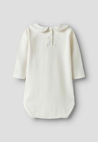 Body pour bébé couleur ivoire à manches longues, col Peter Pan, avec deux boutons-pression à l'avant sur un fond uni.