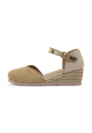 Chaussure compensée avec une tige en textile doré tissé, un talon arrière beige texturé et une bride métallique ajustable ; elle possède un talon enveloppé de jute et une semelle en caoutchouc.