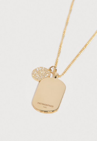 Zlatý náhrdelník s dvoma príveskami: hladký obdĺžnikový štítok z 14-karátového zlata s vyrytým nápisom "PATTARAPHAN" a okrúhly prívesok zdobený trblietavými kamienkami.