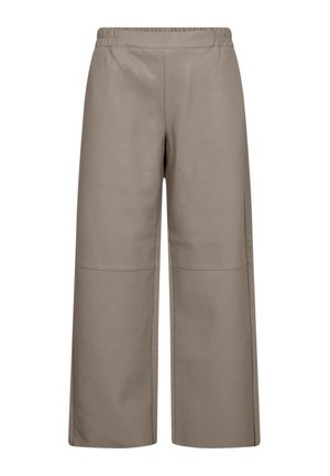 Bredere taupe leren broeken met een elastische tailleband en kniestiksel details, weergegeven tegen een witte achtergrond.