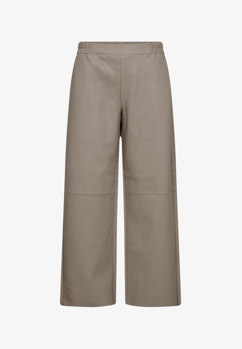 Bredere taupe leren broeken met een elastische tailleband en kniestiksel details, weergegeven tegen een witte achtergrond.