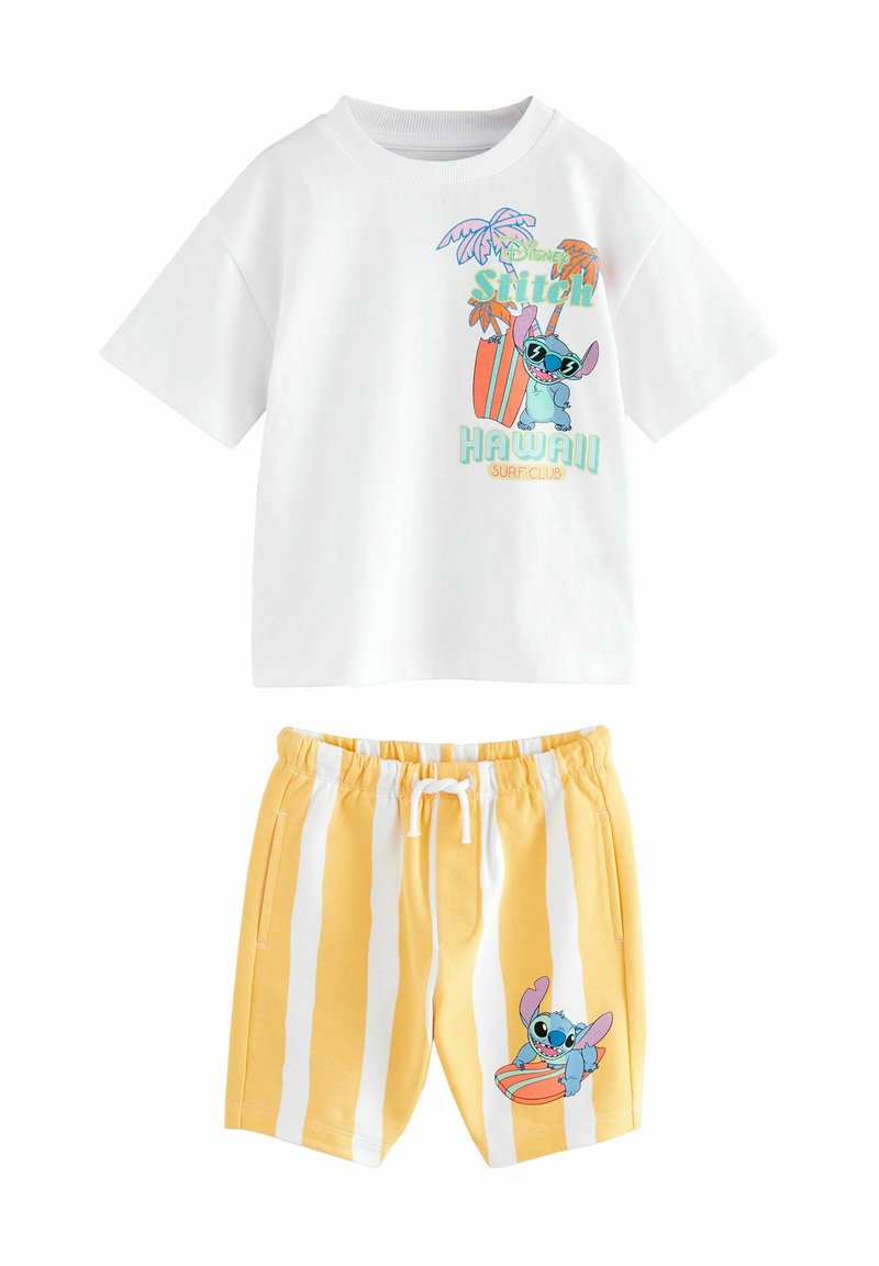 Tricou alb din bumbac cu un grafic colorat "Stitch" și palmieri. Şorturi cu dungi galbene și albe, cu Stitch ținând o tablă de surf.