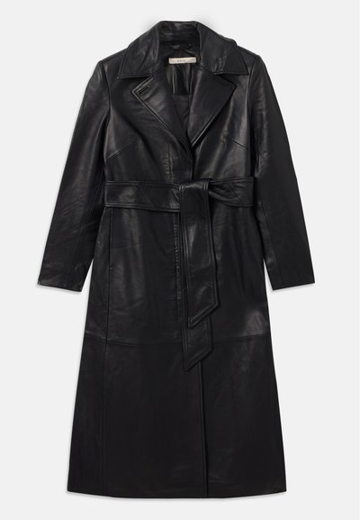 Svart lång läder trenchcoat med breda slag och ett matchande bälte knutet i midjan, uppvisad platt på en vit bakgrund.
