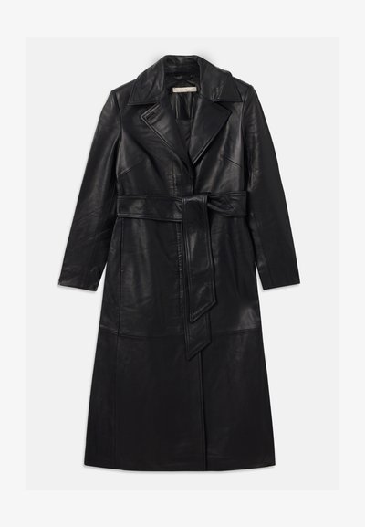 Czarny długi skórzany płaszcz z szerokimi klapami i pasującym paskiem związanym w talii, przedstawiony na płasko na białym tle.