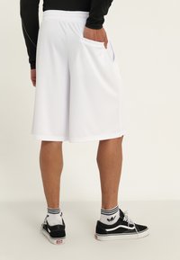 YOURTURN BASKETBALL MESH SHORTS UNISEX - Treniņtērpa apakšdaļas - white