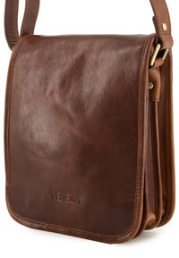 Hnědá kožená crossbody taška s hladkým povrchem, klopovým uzavřením a raženým logem "VENEZA". Obsahuje nastavitelný popruh a minimální šití.