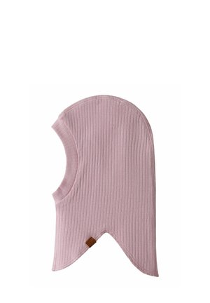 Bonet roz deschis, cu nervuri, cu o parte superioară rotundă și o clapetă frontală. Prezintă un tag de accent din piele maro la baza sa. Material moale cu un finisaj texturat.