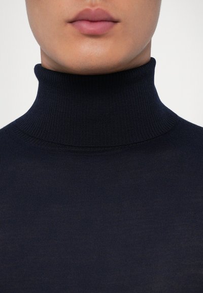 Marinefarbener Rollkragenpullover mit geripptem Muster und tailliertem Design, das eine geschmeidige Silhouette mit hohem Kragen betont.