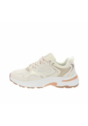Zapatilla deportiva beige y blanca con suela acolchada, parte superior de malla y sintético, y diseño con cordones.