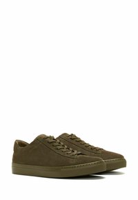 Grüne Wildleder-Sneaker mit einem Mesh-Design. Runde Zehenform, flache Sohle und strukturierte Akzente. Schnürsenkel mit passender Farbgebung.