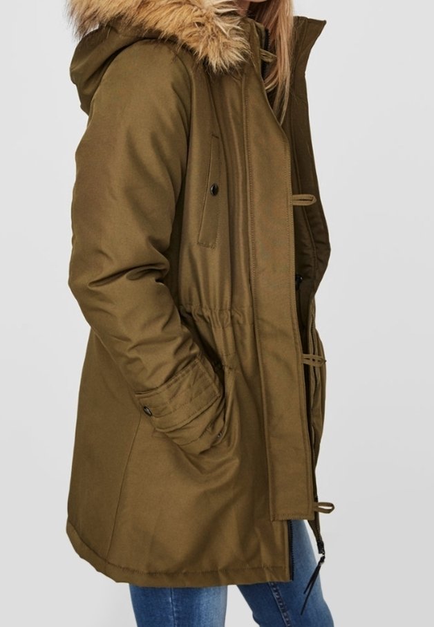 Olivgrüner Parkajacke mit Kapuze aus künstlichem Pelz, verstellbarem Taillenzug, Fronttaschen und Reißverschluss. Glatte Stoffoberfläche.