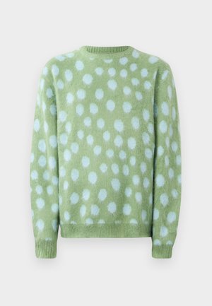 Grøn sweater med en blød, fuzzy tekstur, der har store, lyseblå prikker, rund hals og ribbede manchetter.