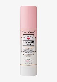 HangoverRx 3-in-1 Primer & Setting Spray in een roze en witte fles. Beschikt over gouden accenten, een flip-topdop en een label dat de voordelen van het product vermeldt.