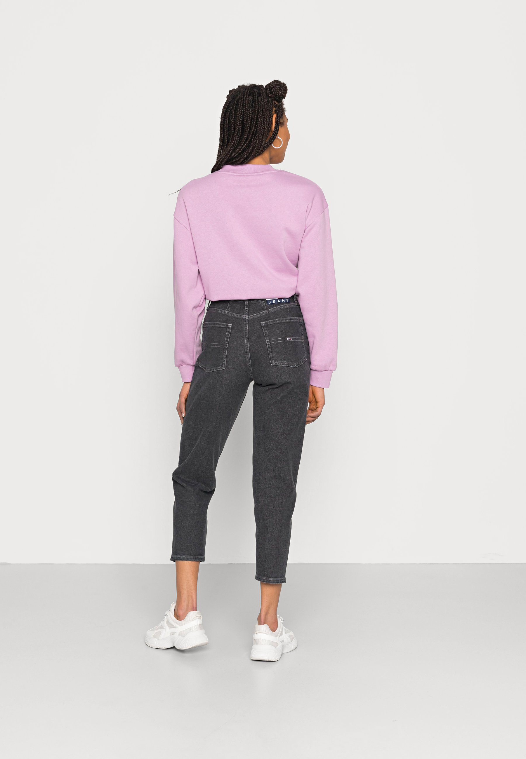 Tommy Jeans MOM TAPERED - Relaxed fit jeans - denim black/Zwart denim/blackdenim  - Zalando.nl