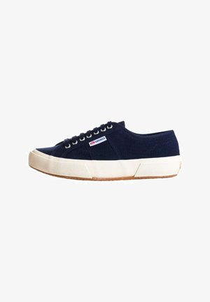 Sneakers in tela navy con suola in gomma bianca, punta rotonda e design con lacci. Presentano un piccolo etichetta con il marchio sul lato.