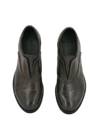 Scarpe in pelle marrone con finitura liscia, design a bassa apertura, punta rotonda e perforazioni decorative lungo i lati. Suola in gomma.