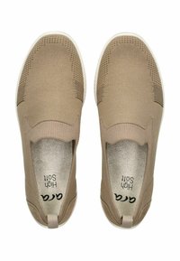 Beige Slipper mit einem strukturierten Textilobermaterial, elastischen Seiteneinsätzen und einer weißen Gummisohle. Weiche Innenauskleidung mit sichtbarem "High Soft"-Label.