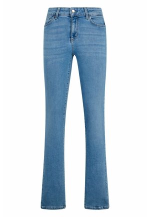 Jeans de mezclilla azul claro con pierna acampanada, diseño de cinco bolsillos y cierre frontal de botón. Textura suave y detalles de costura clásica.