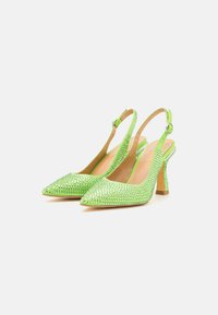 Sapatos de salto verde com biqueira apontada; adornados com strass, com um salto grosso e tira de tornozelo ajustável.