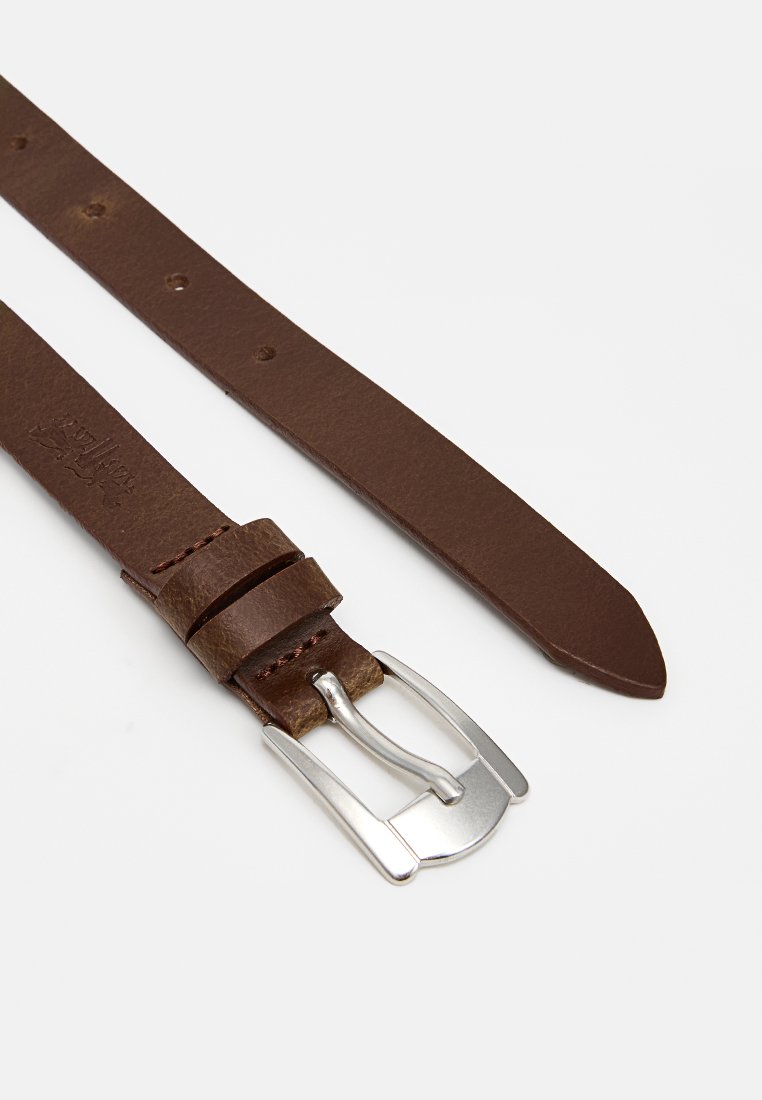 Ceinture en cuir marron avec boucle en métal argenté et plusieurs trous d'ajustement sur fond blanc.