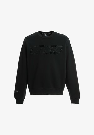 Sudadera negra con cuello redondo acanalado, que presenta un logo texturizado "MWM" en la parte frontal y una pequeña etiqueta decorativa en la manga.