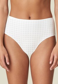 Białe bikini z wysokim stanem, zdobione siatką, o gładkiej fakturze i małym dekoracyjnym kokardką po lewej stronie.