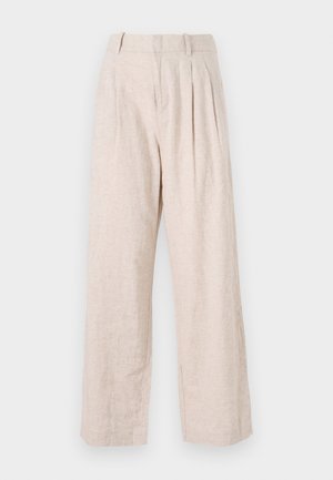 Pantaloni in lino beige chiaro con vestibilità ampia, caratterizzati da pieghe frontali e una linea dritta. Stile minimalista e tessuto texturizzato.