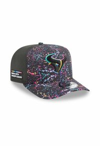 Casquette noire avec un motif éclaboussé coloré, comportant un logo brodé à l'avant et un patch logo sur le côté. Tissu lisse avec une visière plate.